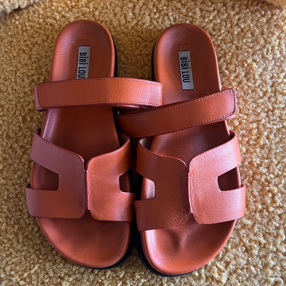 Bibi Lou Cutout Slide Sandals 8 1/2 fit like an 8